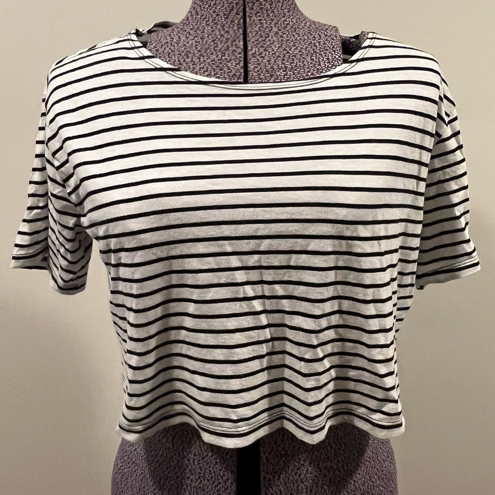 B&W stripped FOREVER 21 T-Shirt